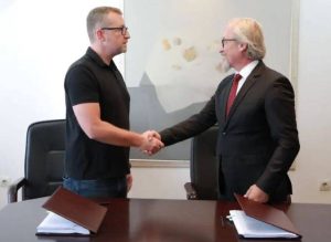 Вработените во јавните установи за социјална заштита ќе добијат 20-проценти зголемување на платите – потпишан нов колективен договор