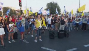 Протести пред канцеларијата на Нетанјаху додека кабинетот расправа за проширување на офанзивата во Газа