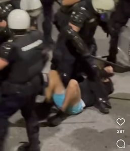 (ВОЗНЕМИРУВАЧКО ВИДЕО) Десетина српски полицајци тепаат и се иживуваат врз совладан и легнат демонстрант