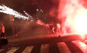 (ВИДЕО) Србија бара правда, не репресија – во синоќешните насилства повредени 42 полицајци, 37 лица се приведени