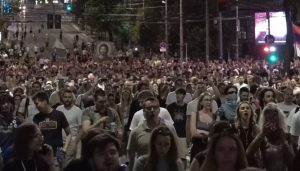 (Видео) Граѓаните на Србија се собираат и вечерва нас протетси, бројни полициски сили во Нов Белград и Баново Брдо