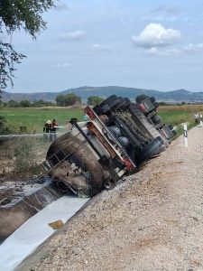 (Фотогалерија) Цистерна излета од патот Гевгелија – Богданци и се запали – пожарот изгаснат, сообраќајот во прекин