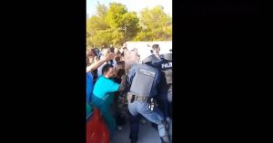 Судир на грчката полиција со медицинскиот персонал кој протестираше во Атина