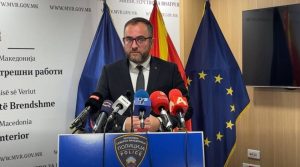 Приведени двајца насилници, едниот се заканувал со пиштол кон семејството