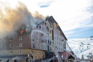 Осум доживотни затворски казни за пожарот во скијачки центар во Турција во кој загинаа 78 лица – пресудите дочекани со аплаузи