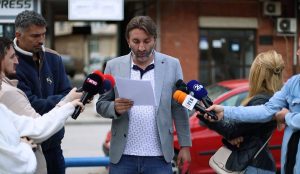 Шаини негира дека неговата поранешна сопруга го нарачала атентатот