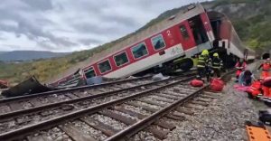(Видео) Вкупно 79 повредени луѓе во судар на два воза во Словачка