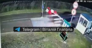 (Видео) Мобилизиран украински адвокат со автомобил мина низ гранична рампа и побегна во Унгарија