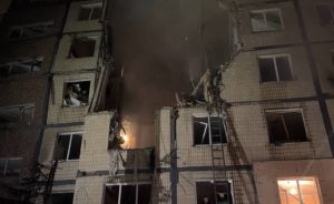 Руски дрон погоди станбена зграда во Днипро – тројца загинати, 12 повредени