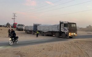 Камиони со хуманитарна помош се движат низ Газа