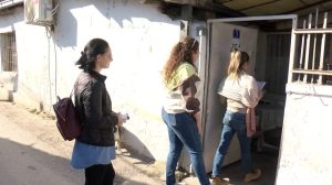 Демократија што доаѓа на куќниот прагот