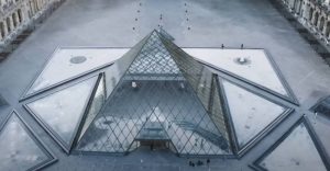 Приведена и обвинета и 38-годишна жена за грабежот во Лувр