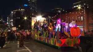 Костими, оркестри, музика, танци… – парада за Ноќ на вештерките во Њујорк