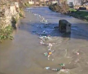 Илјадници пластични шишиња повторно пловат по Вардар кај Општина Јегуновце