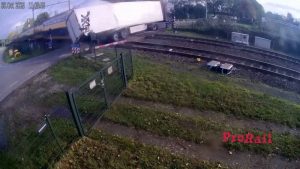 (Видео) Воз со сета брзина удри во приколка на камион во Холандија, полесно повредени пет лица