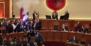 (ВИДЕО) Тепачка во албанскиот парламент, запалена фотографија на премиерот Еди Рама