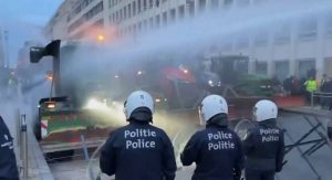 (Видео)Белгиската полиција со водени топови против фармери во Брисел
