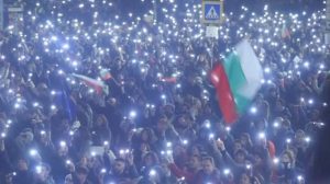 Фото: Протести во Бугарија против корупцијата, не го сакаат еврото и бараат фер избори