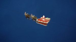 Летечкиот Дедо Мраз гo осветли Божиќниот пазар на Женевското Езеро