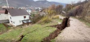 (видео)Пукнатина во земјата со процеп широк едeн метaр во Липково – активирана е фосилна карпеста плоча, велат од Геолошкиот институт