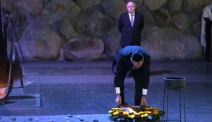 Се поклони, положи цвеќе и оддаде почит на жртвите на Германците – Мерц посети Музеј на Холокаустот во Ерусалим