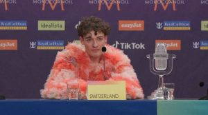 (Видео)Швајцарскиот победник на Евровизија 2024 ќе го врати победничкиот трофеј бидејќи на Израел му се дозволи да се натпреварува