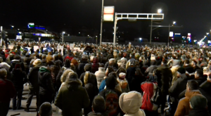 Повеќе стотици граѓани протестираа пред „Усје“ поради долгогодишно загадување