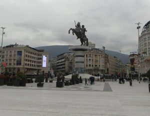 Плоштадот без ниту едне украс, Скопје се уште чека да блесне, граѓаните по забава на Зимзоленд со лижавчиња и мајмуни