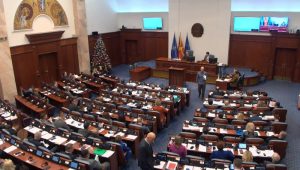 (Видео) Собраниска расправа: ВМРО-ДПМНЕ бара продолжување на рокот за легализација на дивоградби до 2031 година, СДСМ предлага минималец од 600 евра