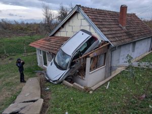 (Видео+фото) Автомобил заврши на покрив на куќа, за среќа никој не настрада – несекојдневна сообраќајна несреќа во Србија