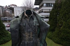 Обезглавен споменик на Тито во Велење – тешката бронзена глава пронајдена во багажник на автомобил со хрватски таблички