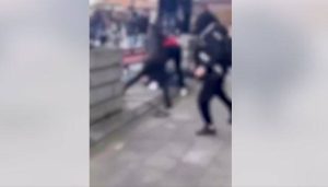 Шестмина малолетници тепале двајца соученици пред школо во Сарај- обвинителството соопшти дека жртвите имаат повреди на главата и скршен нос, а биле и клоцани со нозе во глава