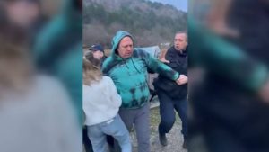 (Видео)Уапсен е сопственикот на кравите во Крива Паланка – неговите ќерки викаа на помош и се обидуваа да го ослободат од полицијата