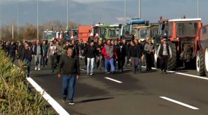 Грчките земјоделци продолжуваат со блокади низ целата земја