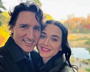 Прегратки, селфи и љубов во Токио – Кети Пери и Џастин Трудо повеќе не ја кријат врската