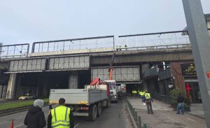 (Видео) Отстранет првиот билборд од Железничката станица Скопје – процесот ќе оди во фази, ќе заврши со илуминација