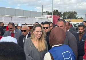 Анџелина Џоли ја посети египетската страна од преминот Рафа за да се сретне со палестинските бегалци и хуманитарни работници