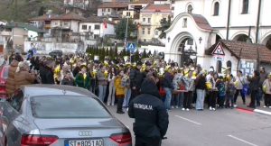 Денеска е коледе, утре е Божиќ, од утрово се слуша пред вратите на христијанските верници