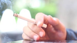 Нема цигари во ресторани, кафулиња, автомобили… – владата подготви нов закон за забрана за пушење