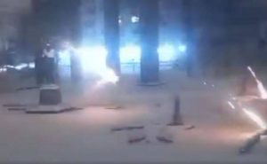 (Видео) Дрон падна покрај чистачка во Украина, таа продолжи да го чисти снегот – надреална снимка од Лвов