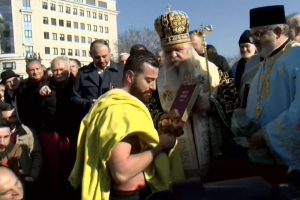 Меѓу 160 пријавени Дарко Митровиќ годинава беше среќникот што го фати крстот во водите на реката Вардар