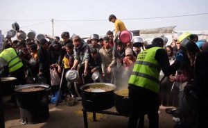 Раселени во Газа чекаат храна поради недостиг и високи цени