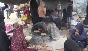 Жени во Газа печат леб за да преживеат