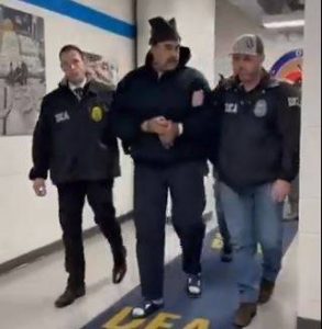 (Видео) Со папучи на нозете и лисици на рацете – Мадуро стигна во Њујорк, сместен во притворски центар во Бруклин