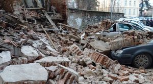 Стара куќа се урна во центарот на Битола и уништи паркирани автомобили