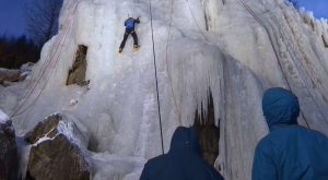 (фото)Вештачки ѕид од мраз привлече голем број алпинисти во Чешка