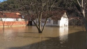 Се испумпува вода од поплавените домови во Кичево и Ресен, проценки на штета допрва ќе почнат