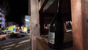 „Имаше келнерки со шишиња шампањ со ракети премногу блиску до таванот, пожарот се појави одеднаш“, раскажуваат посетителите на барот