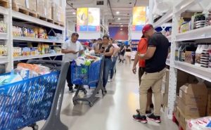 Редици во маркети, аптеки и бензински – запалено знамето на САД на протест во Каракас, Венецуелците во САД со игри и песна по апсењето на Мадуро