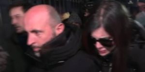 Одреден притвор на сопственикот на барот во Кран Монтана во кој за Нова Година во пожар загинаа 40 луѓе, неговата сопруга низ солзи се извини на настраданите